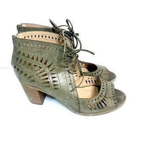 Maurice’s Laser Cut Stacked chunky Heel 9.5